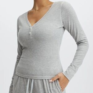 NWOT Fabletics Long Sleeve Waffle Henley in Large Light Heather Grey
